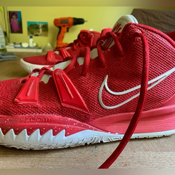 Basketball shoes Kyrie Irving red seven tb university edition great condition - Picture 1 of 10
